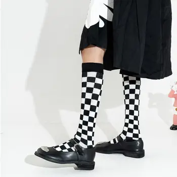 Дълги чорапи в Корея шахматна дъска, Модни чорапи с висока шнорхел, Открит Черно-бели чорапи в клетката Harajuku