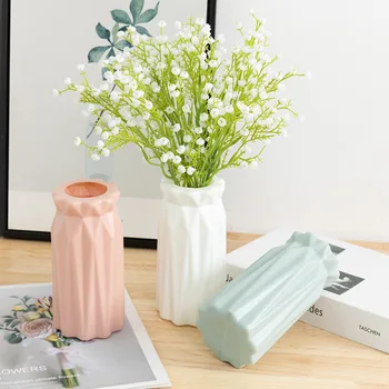 Една проста пластмасова ваза за сухи и мокри цветя, контейнер за цветя, декоративни орнаменти, имитация на керамични вази в ивицата.