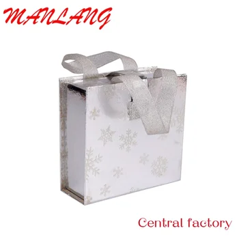 Изработена по поръчка Металлизированная сребърна хартиена опаковка кутия с дръжка Изискана сгъваема подарък кутия за свещи