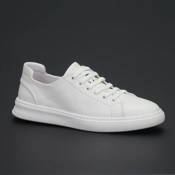 Първият слой, дишаща бели обувки от телешка кожа в тон индивидуалност, нова мода мъжка тенденция ежедневни обувки за тенис на маса